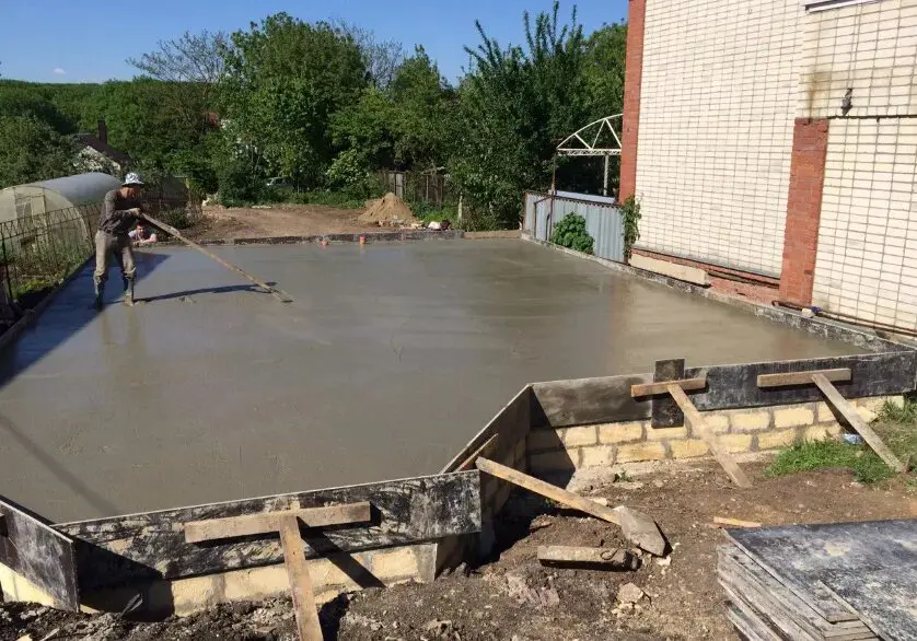 Заливка стяжки во дворе